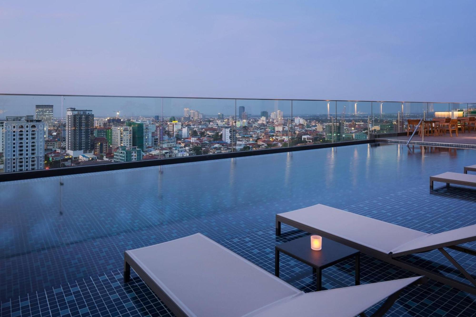 Courtyard By Marriott Phnom Penh Hotell Exteriör bild