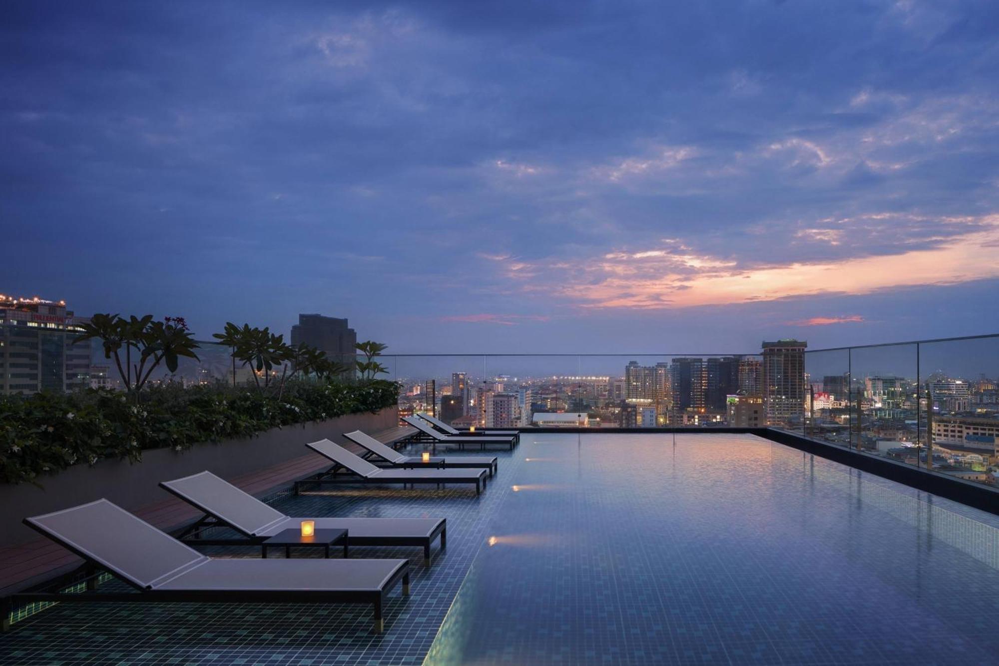Courtyard By Marriott Phnom Penh Hotell Exteriör bild