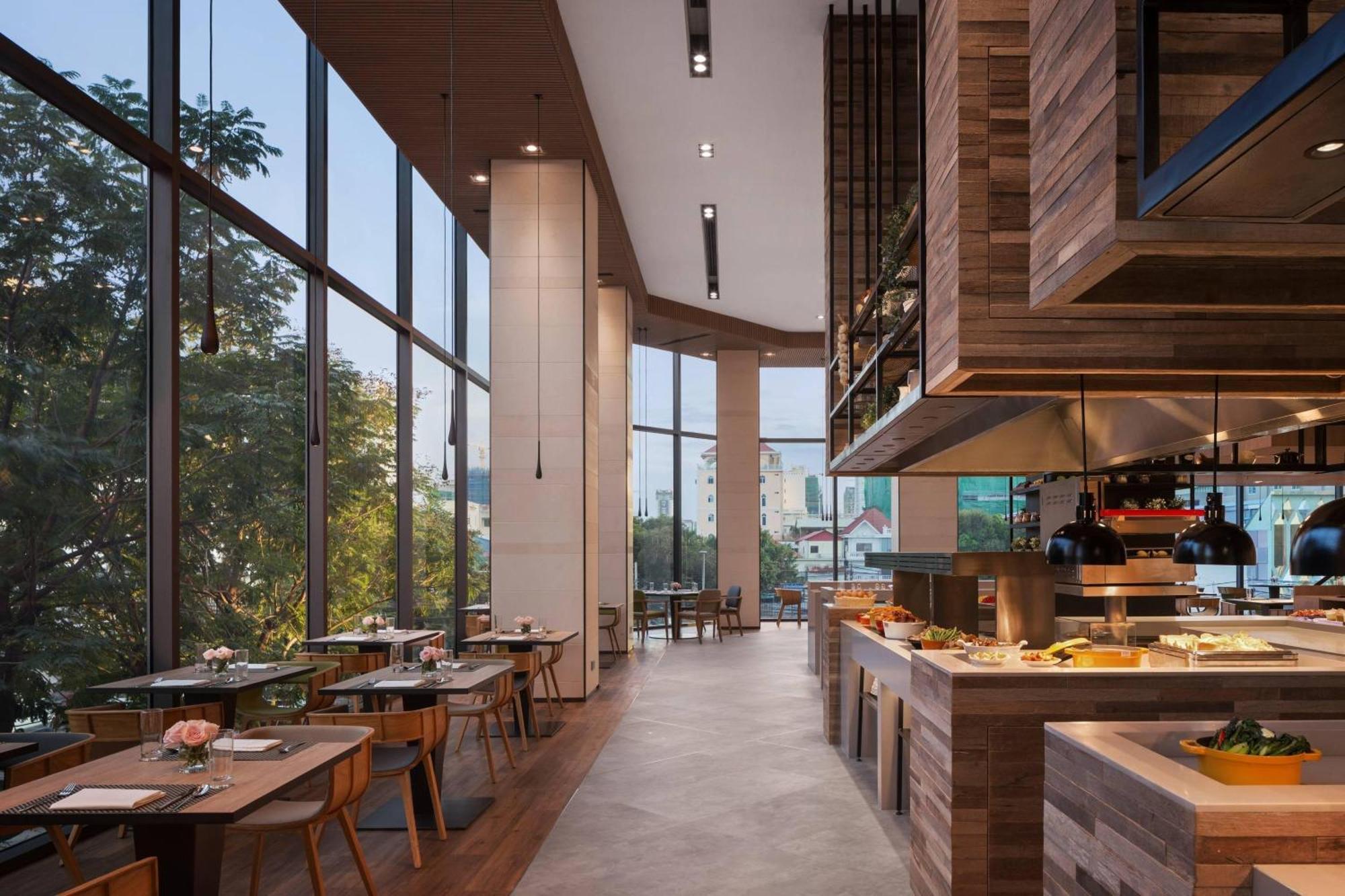 Courtyard By Marriott Phnom Penh Hotell Exteriör bild