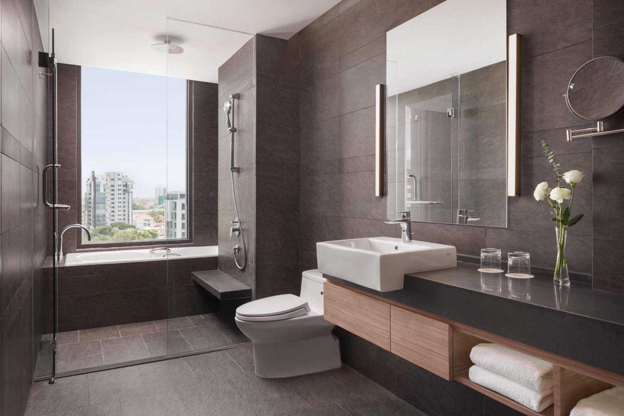 Courtyard By Marriott Phnom Penh Hotell Exteriör bild