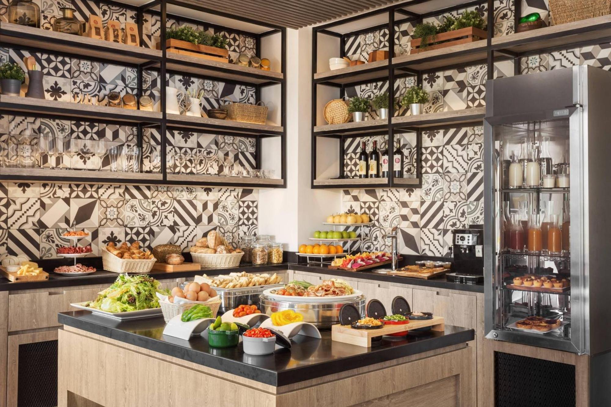 Courtyard By Marriott Phnom Penh Hotell Exteriör bild