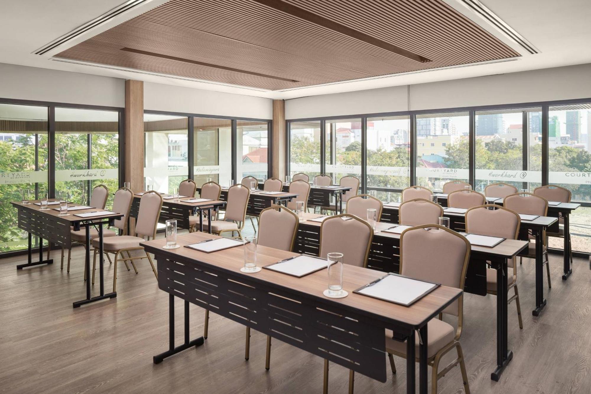 Courtyard By Marriott Phnom Penh Hotell Exteriör bild
