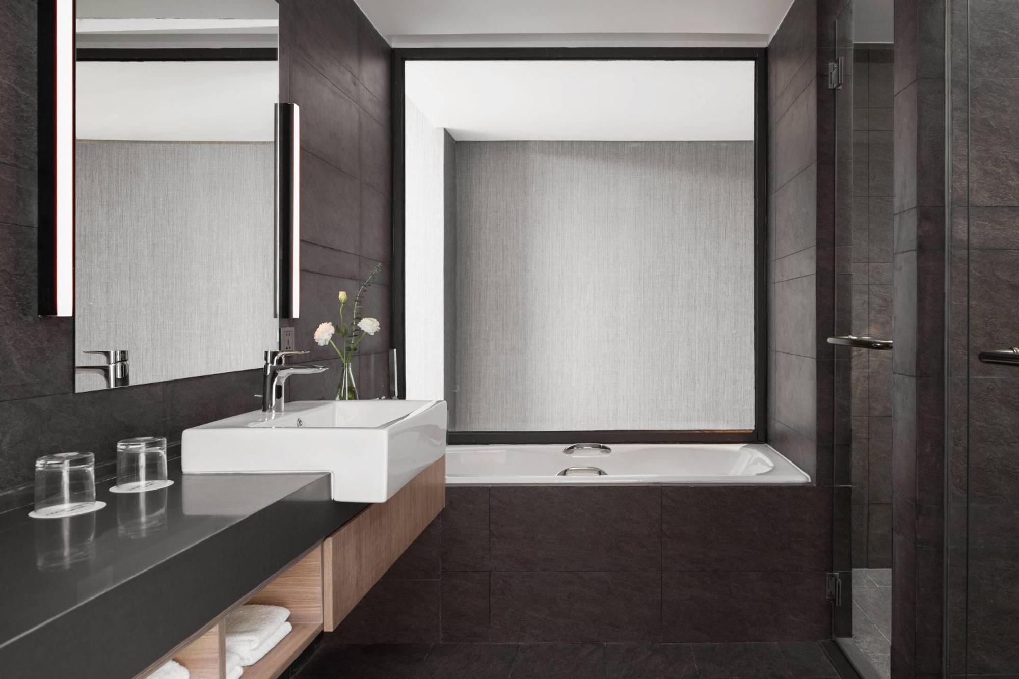 Courtyard By Marriott Phnom Penh Hotell Exteriör bild