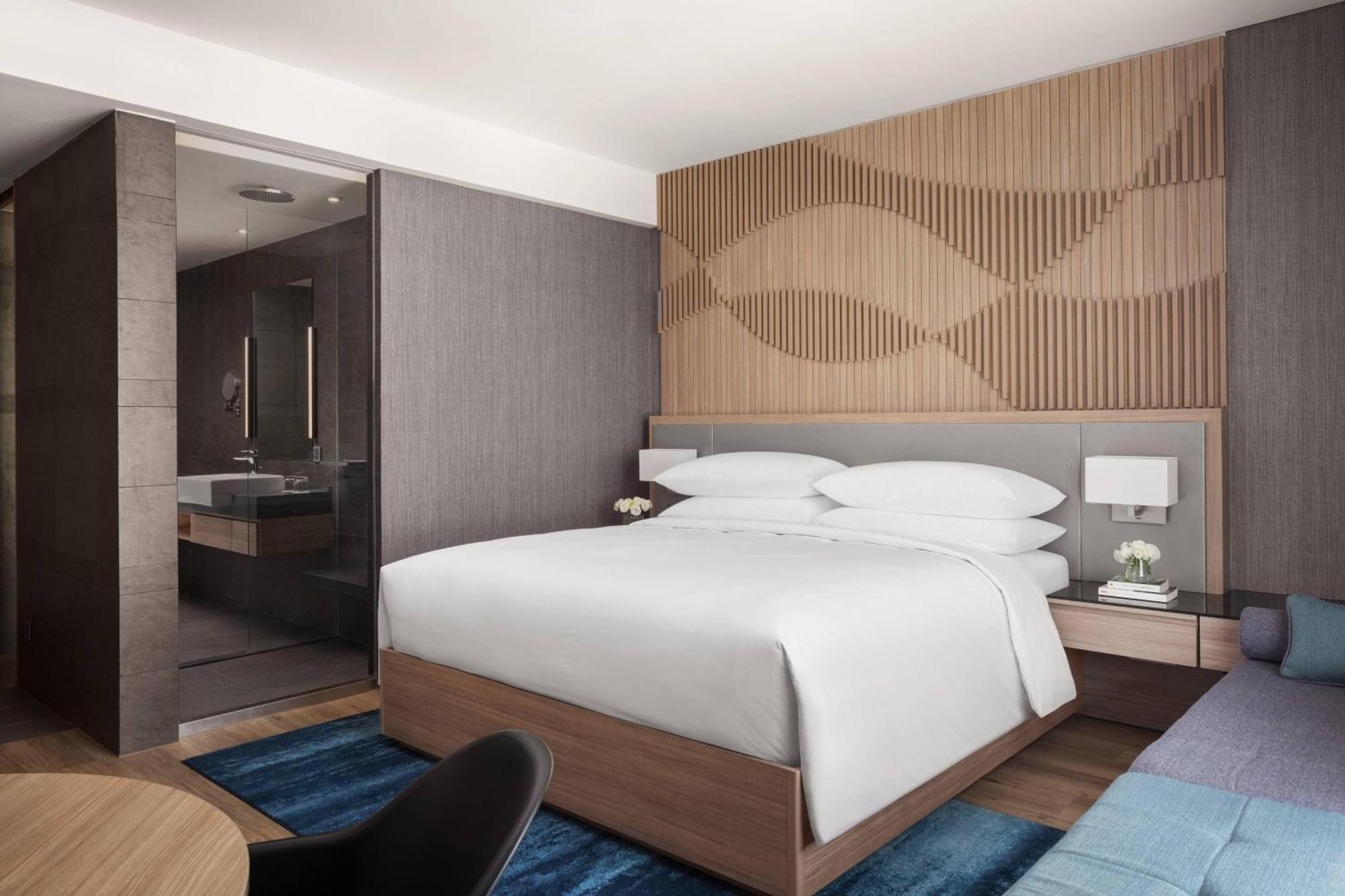 Courtyard By Marriott Phnom Penh Hotell Exteriör bild