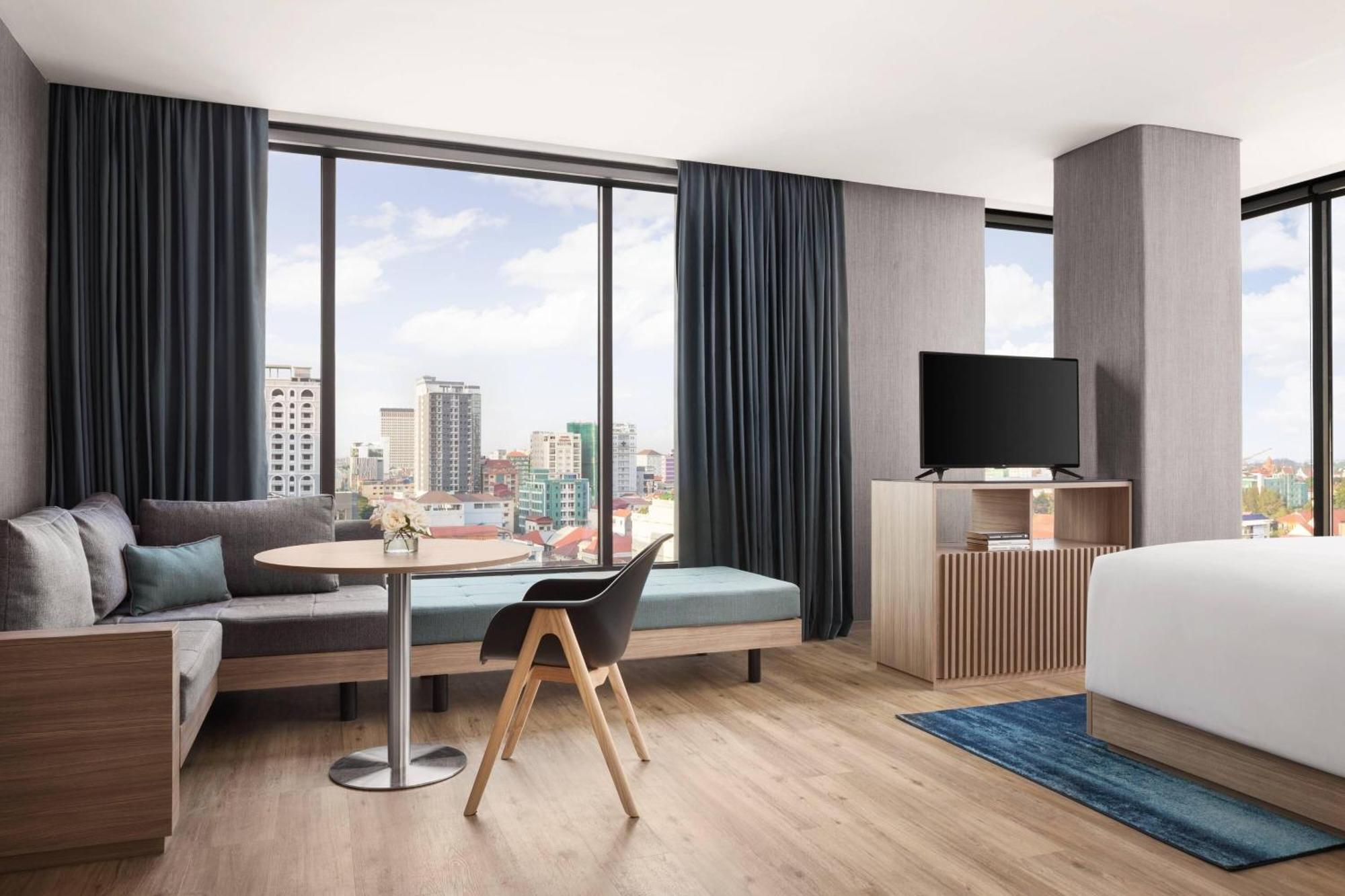 Courtyard By Marriott Phnom Penh Hotell Exteriör bild