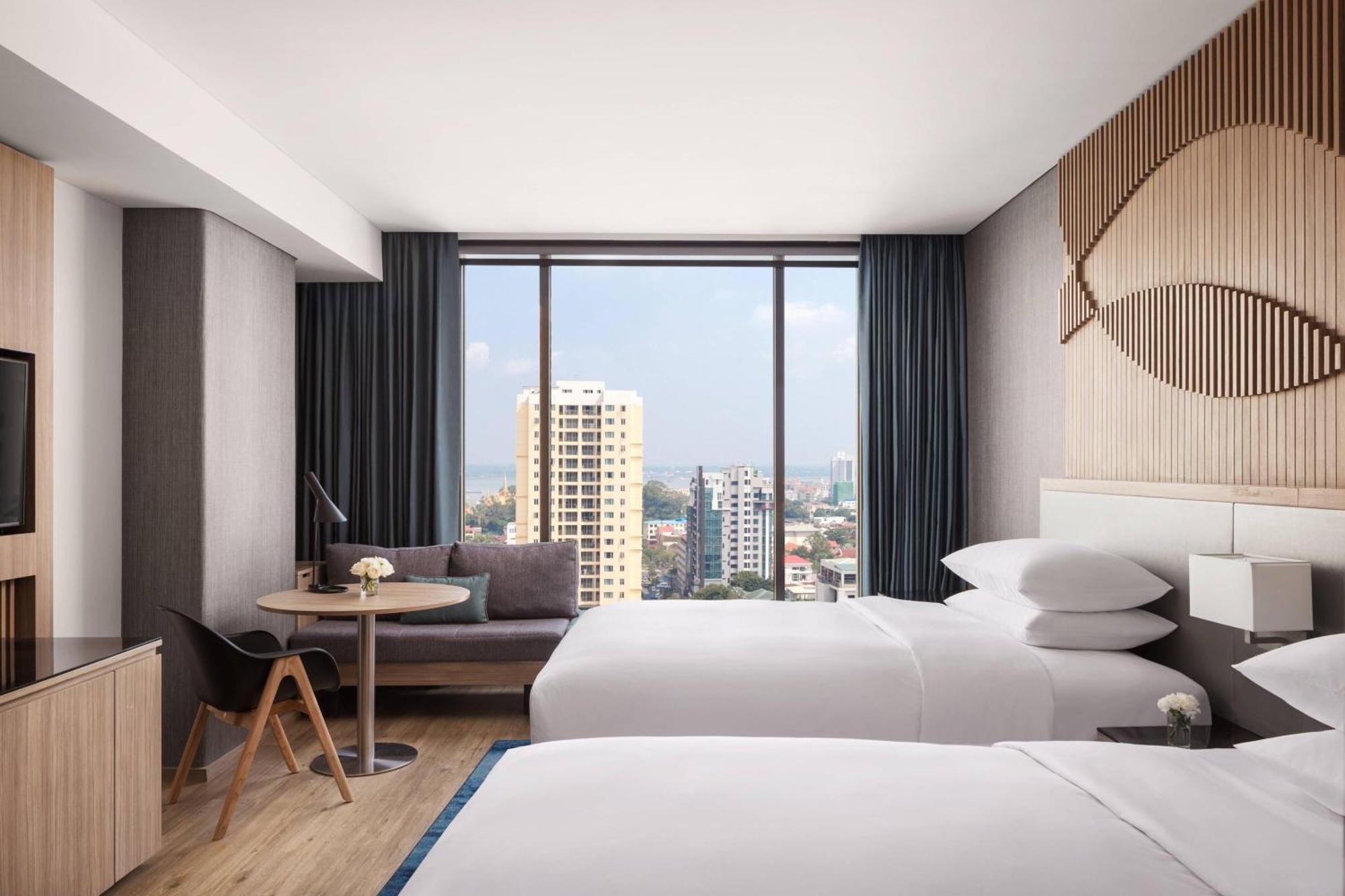 Courtyard By Marriott Phnom Penh Hotell Exteriör bild